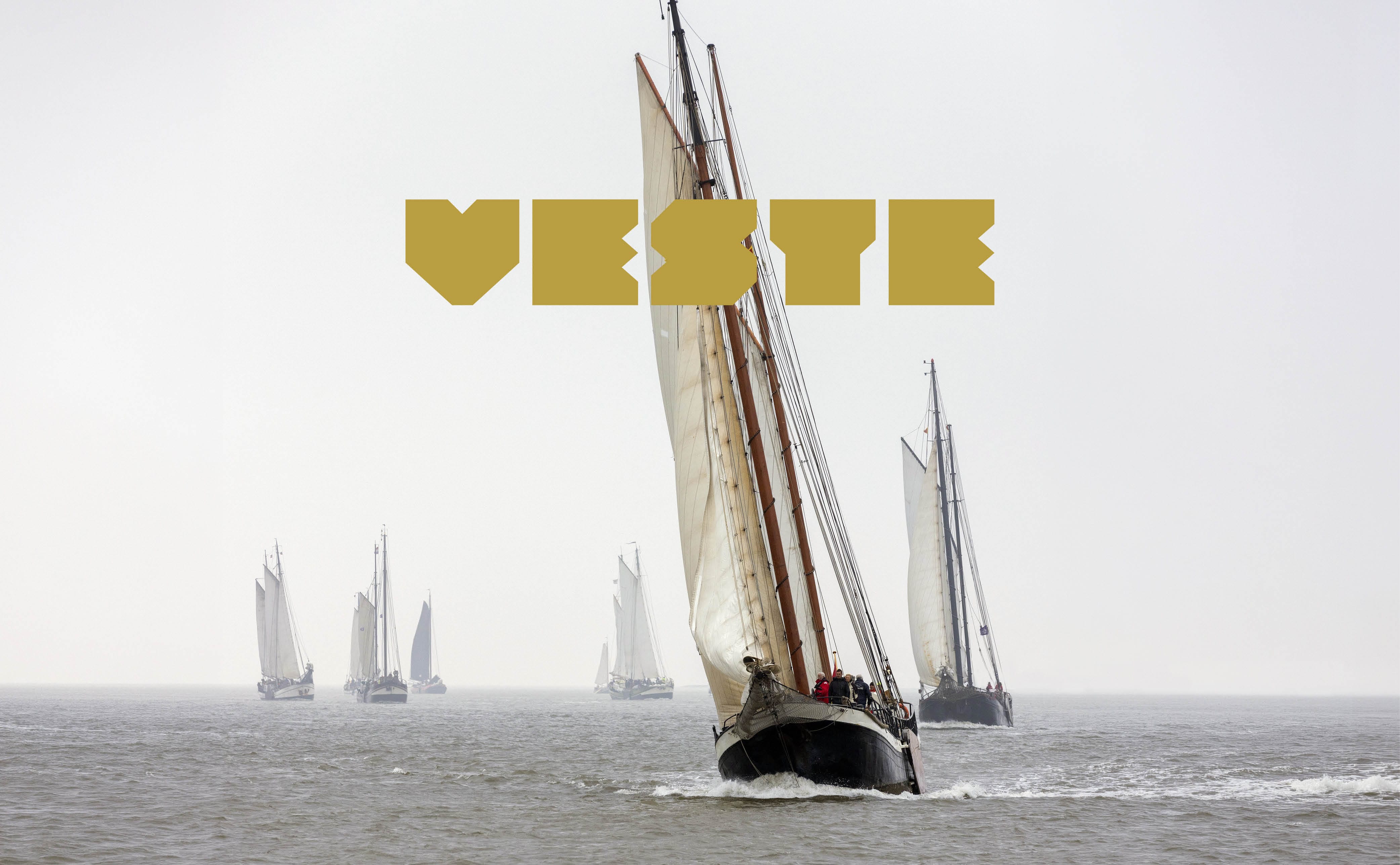 Zeilschepen op open water met daarover de tekst Veste